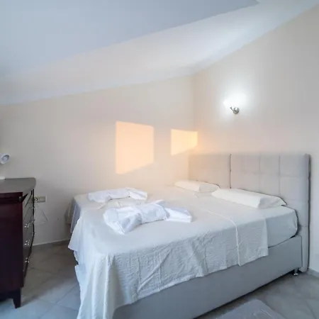 Seaside Residence, Holly, 3 Yatak Odalı , 6 Kişilik Denize Sıfır, Ortak Havuzlu Lüks Daire