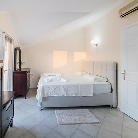 Seaside Residence, Holly, 3 Yatak Odali , 6 Kisilik Denize Sifir, Ortak Havuzlu Luks