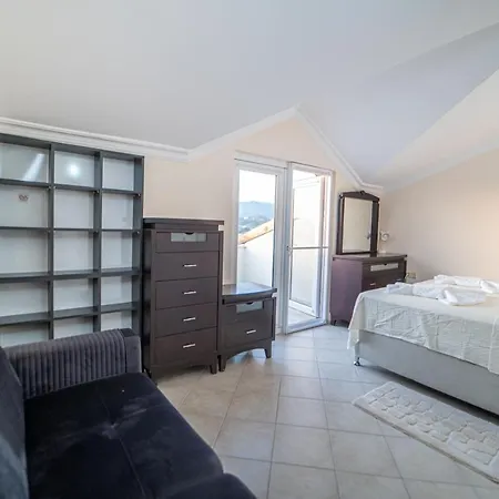 Seaside Residence, Holly, 3 Yatak Odali , 6 Kisilik Denize Sifir, Ortak Havuzlu Luks Apartment *