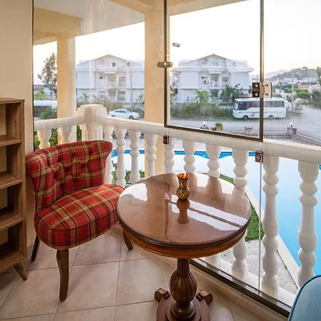 Seaside Residence, Holly, 3 Yatak Odali , 6 Kisilik Denize Sifir, Ortak Havuzlu Luks Apartment *