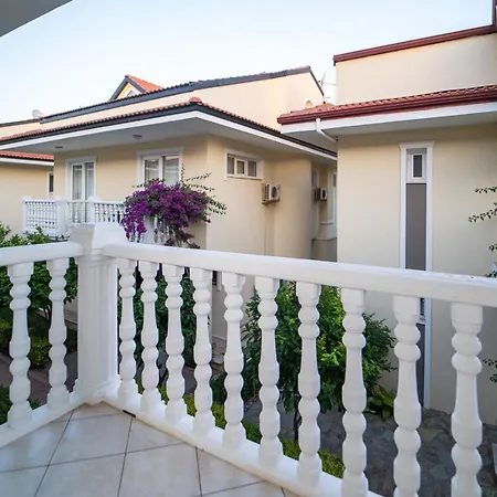 Seaside Residence, Holly, 3 Yatak Odali , 6 Kisilik Denize Sifir, Ortak Havuzlu Luks Apartment *
