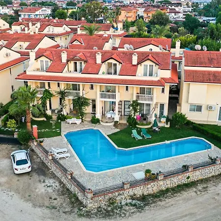Seaside Residence, Holly, 3 Yatak Odali , 6 Kisilik Denize Sifir, Ortak Havuzlu Luks Apartment *